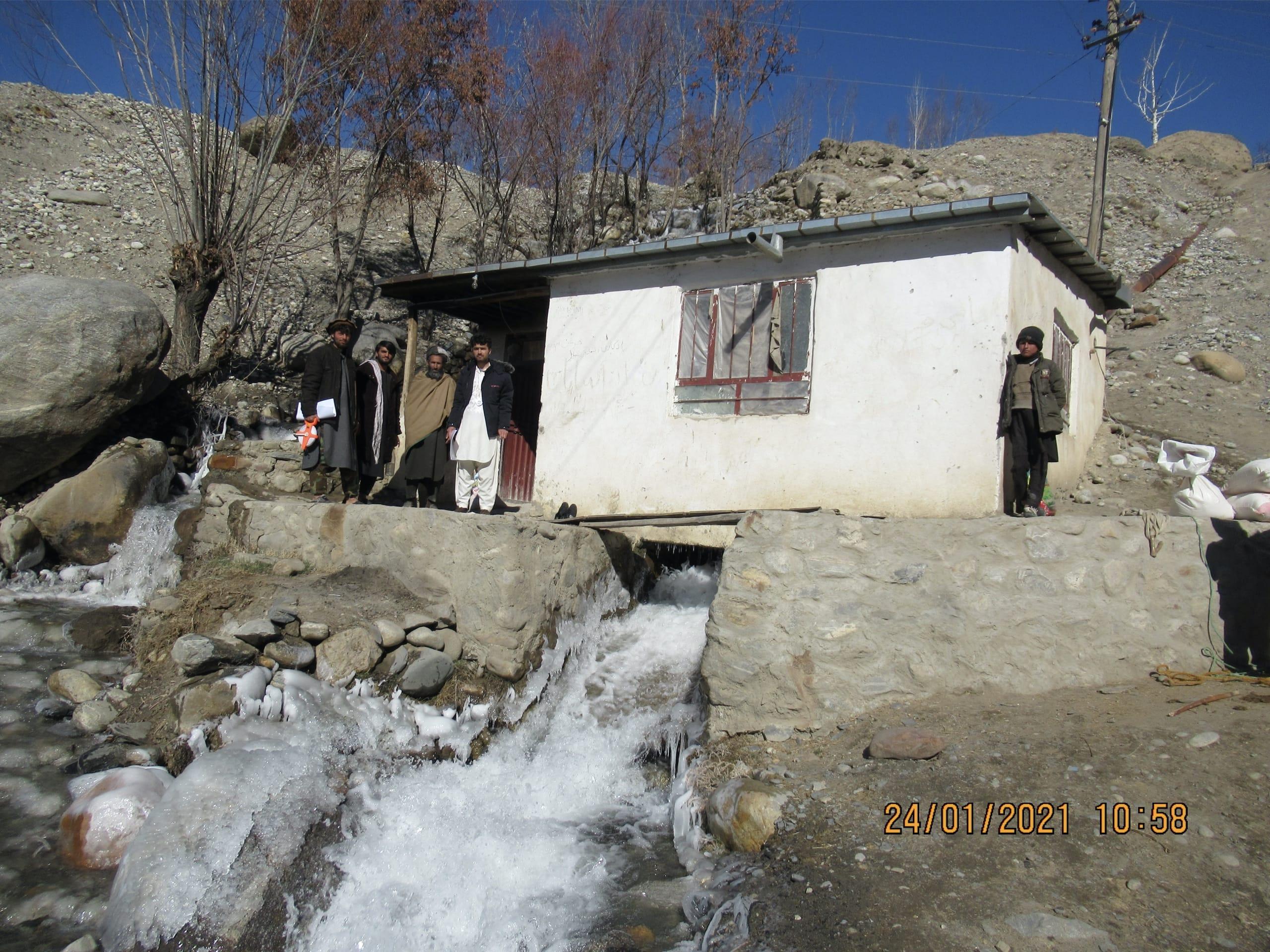 نمای مقابل ماشین خانه- سیفون (penstock) در عقب مشاهده میشود.