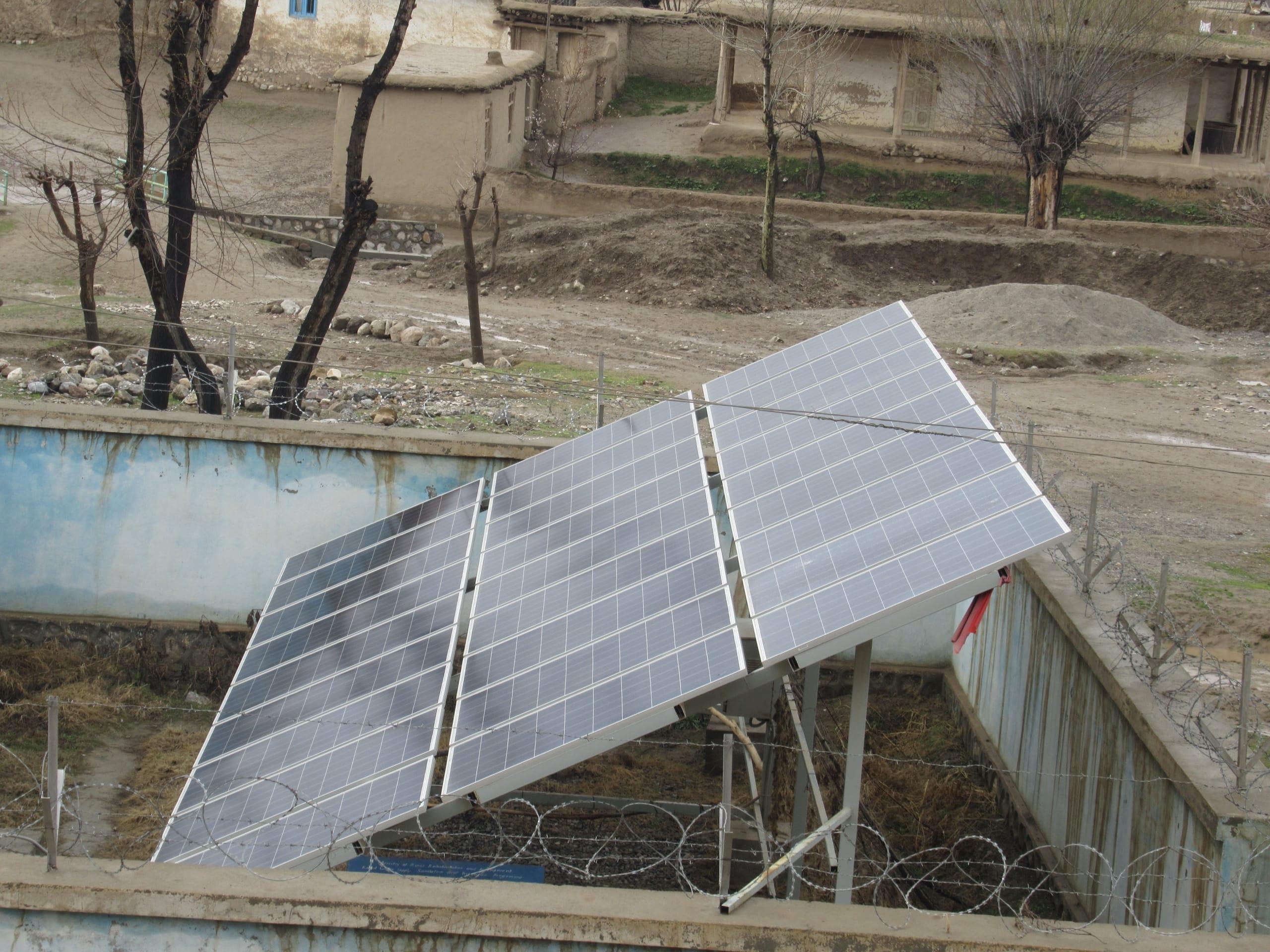 د فوټو وولټیک مختلفه د بریښنا کارخانې چې کولی شي یو شمیر کورونو او سوداګریو ته بریښنا چمتو کړي.